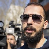 Andrew Tate promeut des thèses masculinistes sur les réseaux sociaux et monnaie ses conseils aux hommes pour les aider à devenir riches. Son nom est l'un des plus recherchés sur Google.